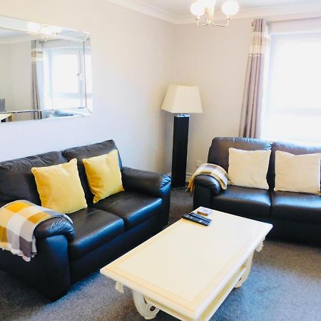 Beautiful 3 Bedroom Apt, Mins From Glasgow Airport, M8 & Sec Paisley Bagian luar foto