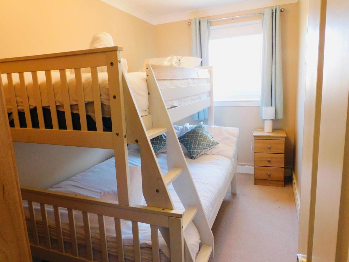 Beautiful 3 Bedroom Apt, Mins From Glasgow Airport, M8 & Sec Paisley Bagian luar foto