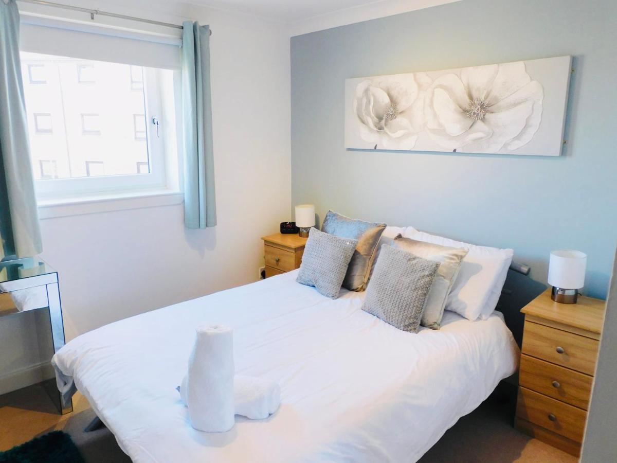 Beautiful 3 Bedroom Apt, Mins From Glasgow Airport, M8 & Sec Paisley Bagian luar foto