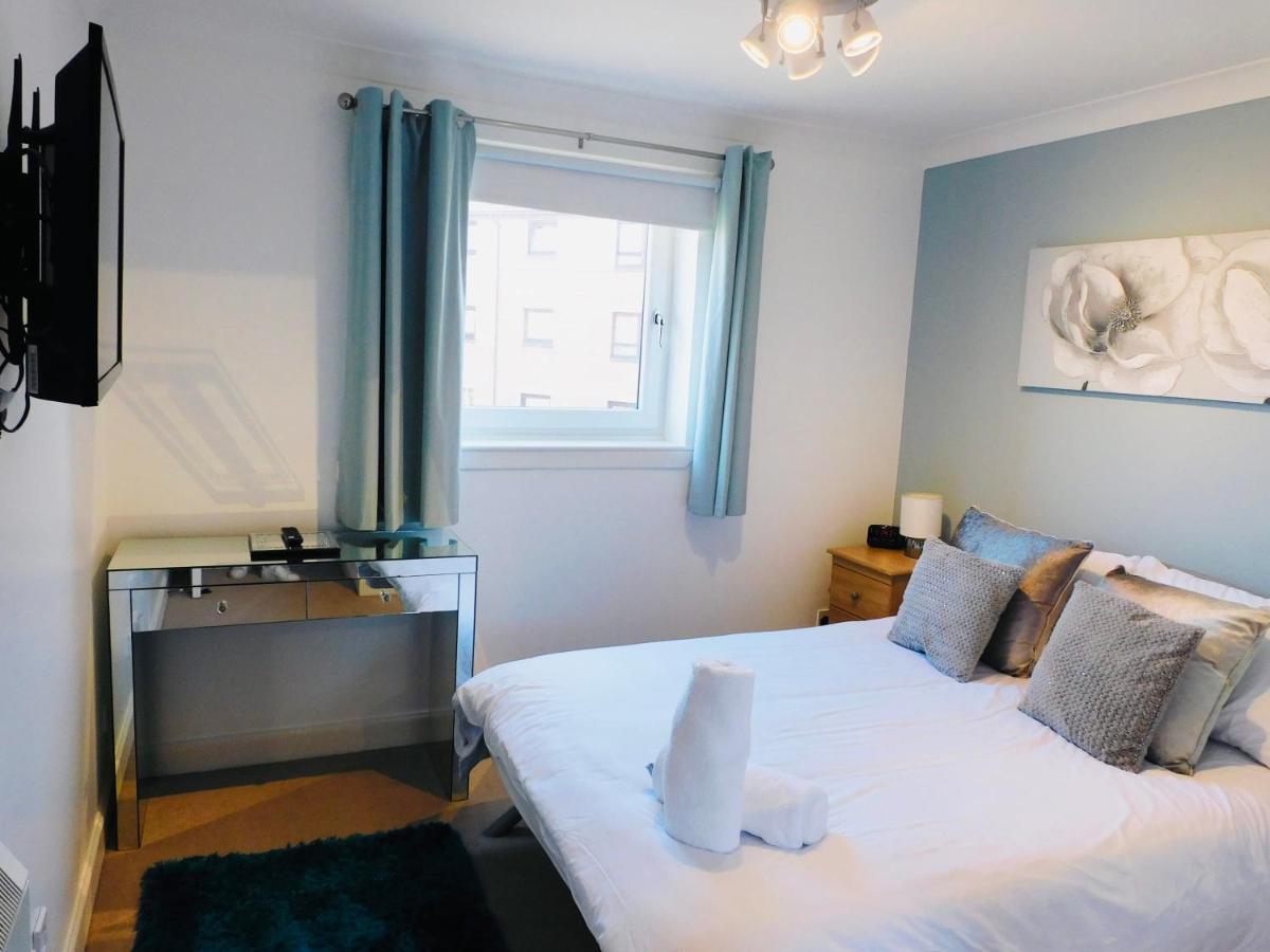 Beautiful 3 Bedroom Apt, Mins From Glasgow Airport, M8 & Sec Paisley Bagian luar foto