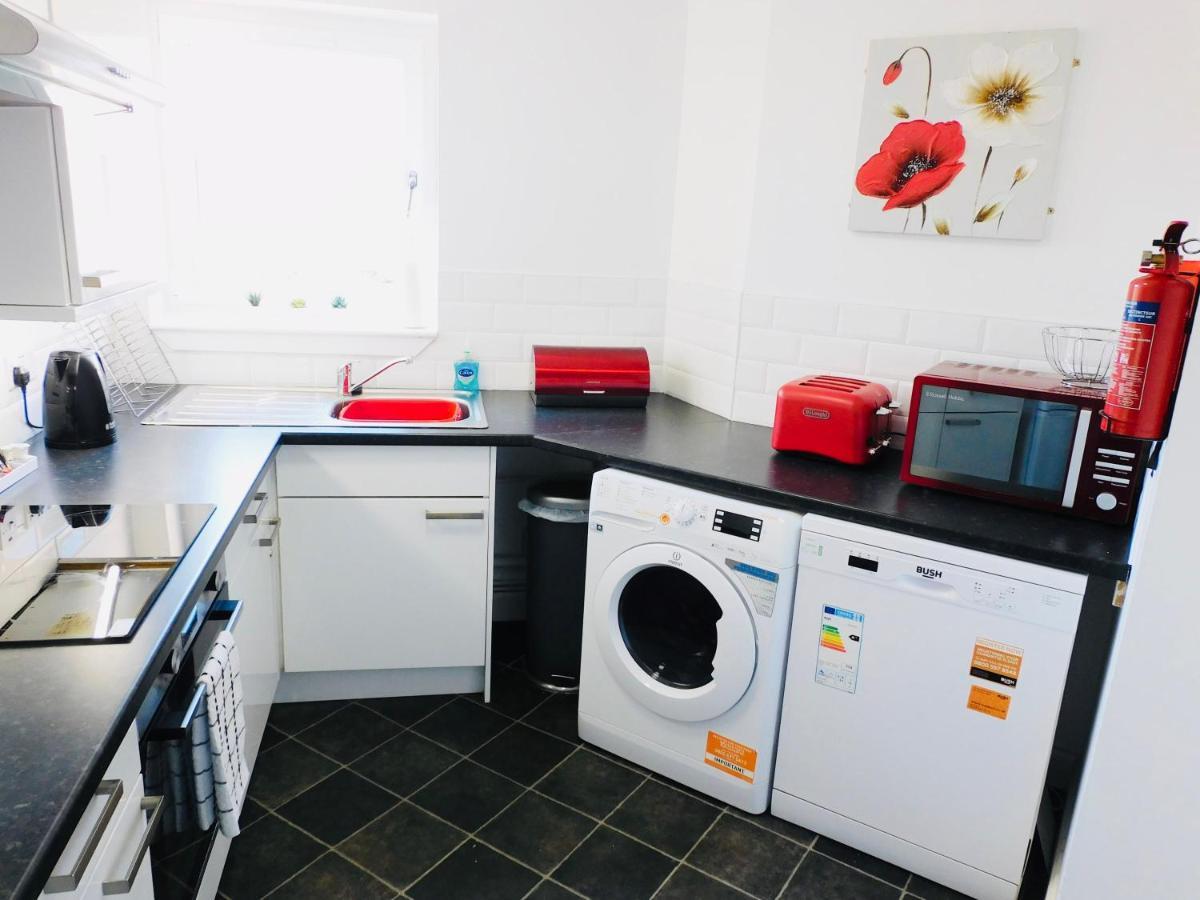 Beautiful 3 Bedroom Apt, Mins From Glasgow Airport, M8 & Sec Paisley Bagian luar foto