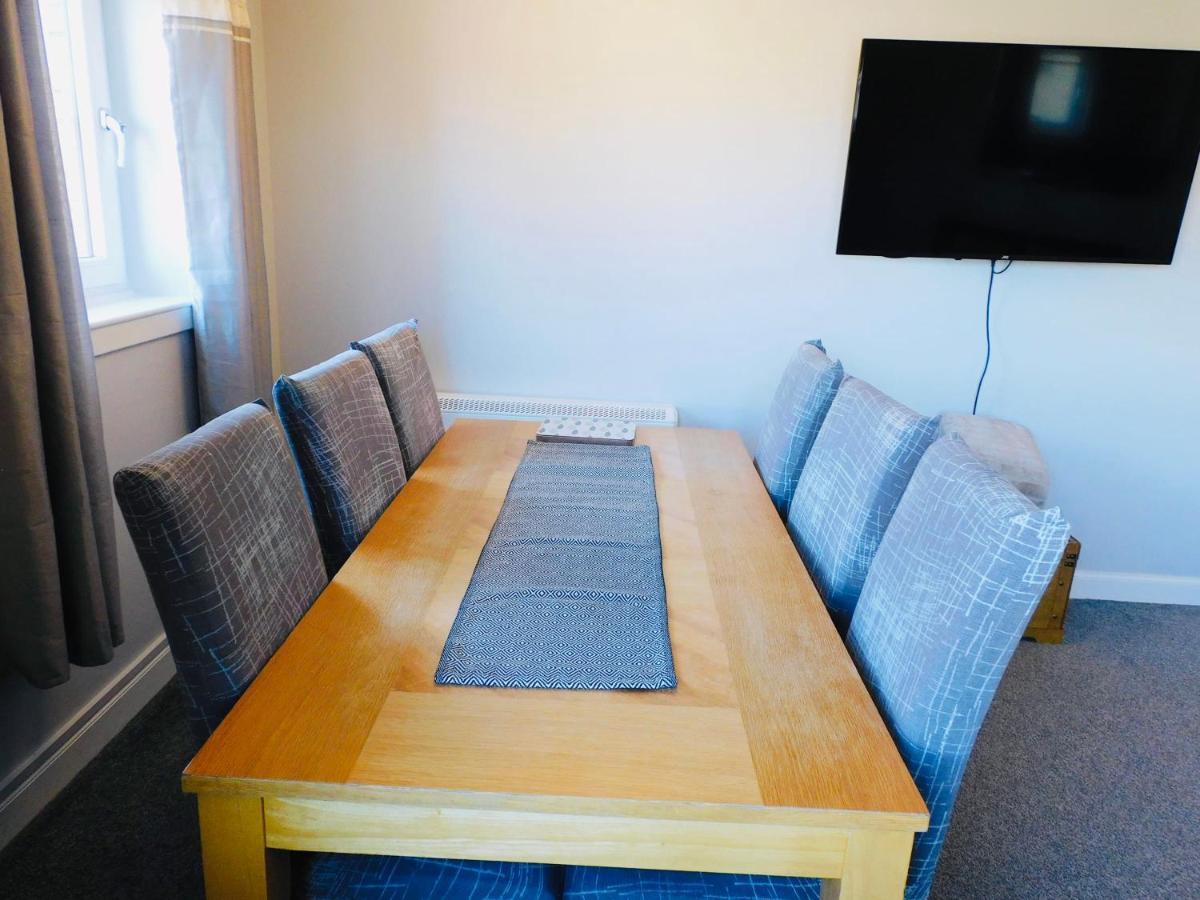 Beautiful 3 Bedroom Apt, Mins From Glasgow Airport, M8 & Sec Paisley Bagian luar foto