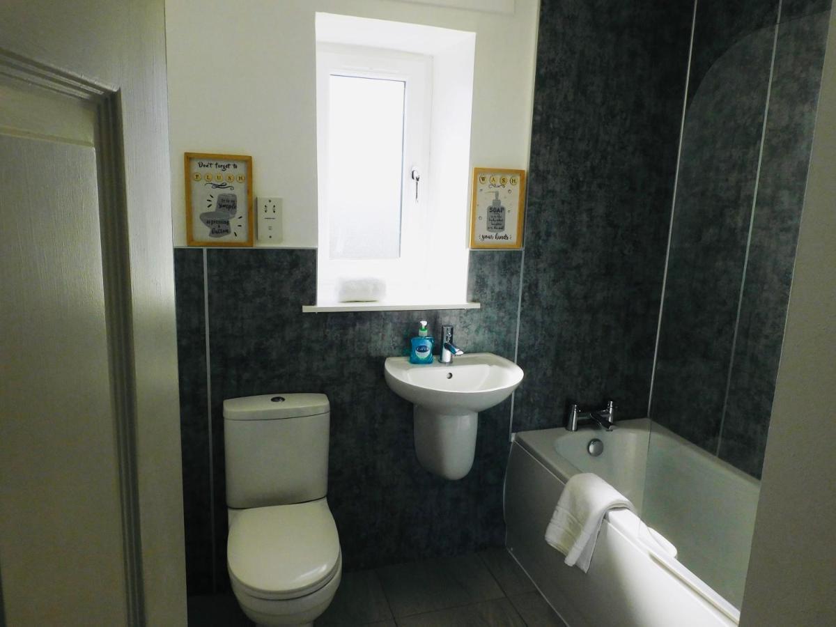 Beautiful 3 Bedroom Apt, Mins From Glasgow Airport, M8 & Sec Paisley Bagian luar foto